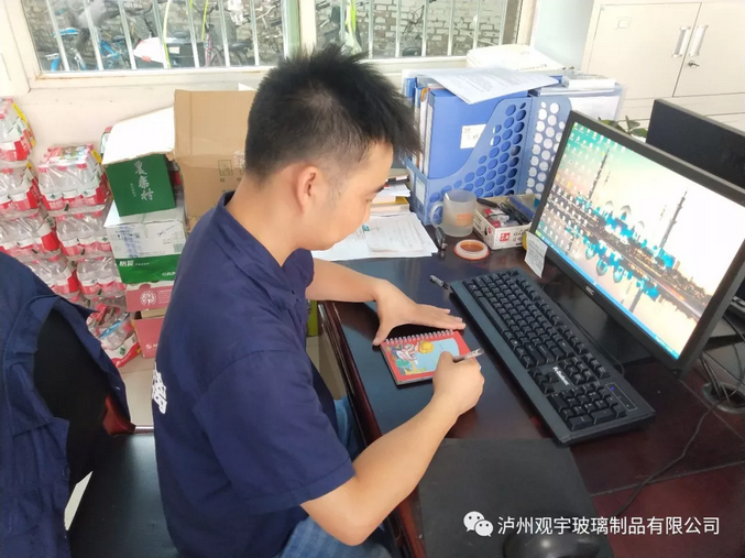 1536715497139466.png 彩釉玻璃酒瓶批发.png